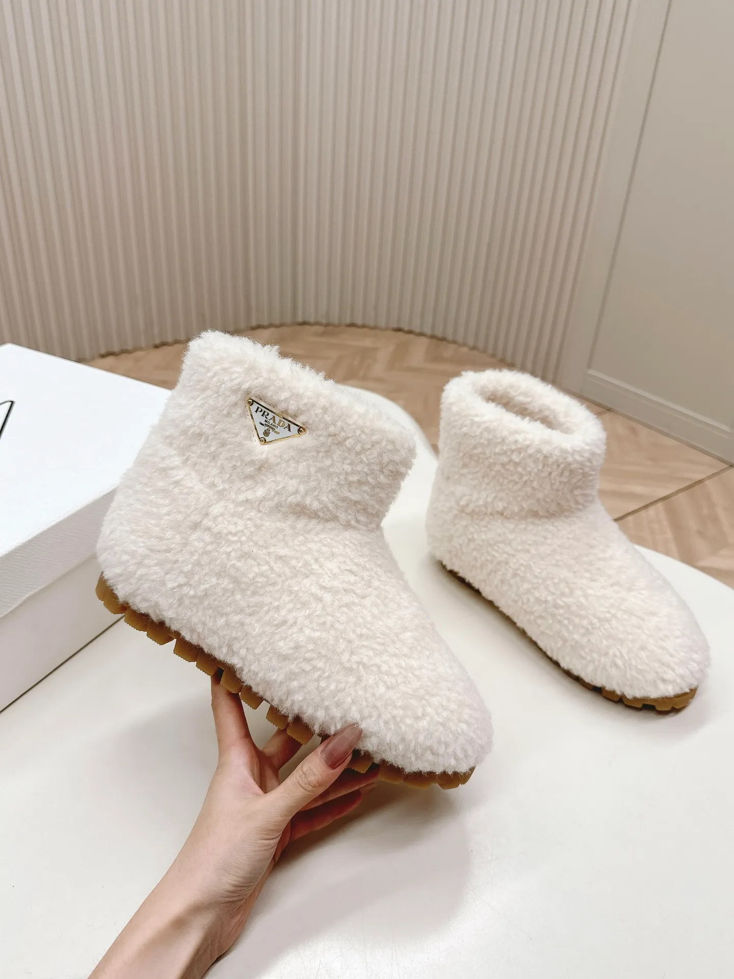 👟👟Ex-factory price 560👟👟 Prada prada24 autumn and winter furry short boots snow boots． The classic triangle buckle is comfortable, cute, cute, fashionable, elegant and versatile. The wool is comfortable and soft, awakening the warmth of autumn and winter. Let you walk comfortably from morning to night. You can easily manage the changing seasons. Wool, original outsole! 35-40 yards
